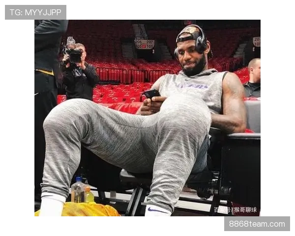 戴维斯家里灯光比球场还豪 华，躺沙发那会儿跟我们完全不同星球